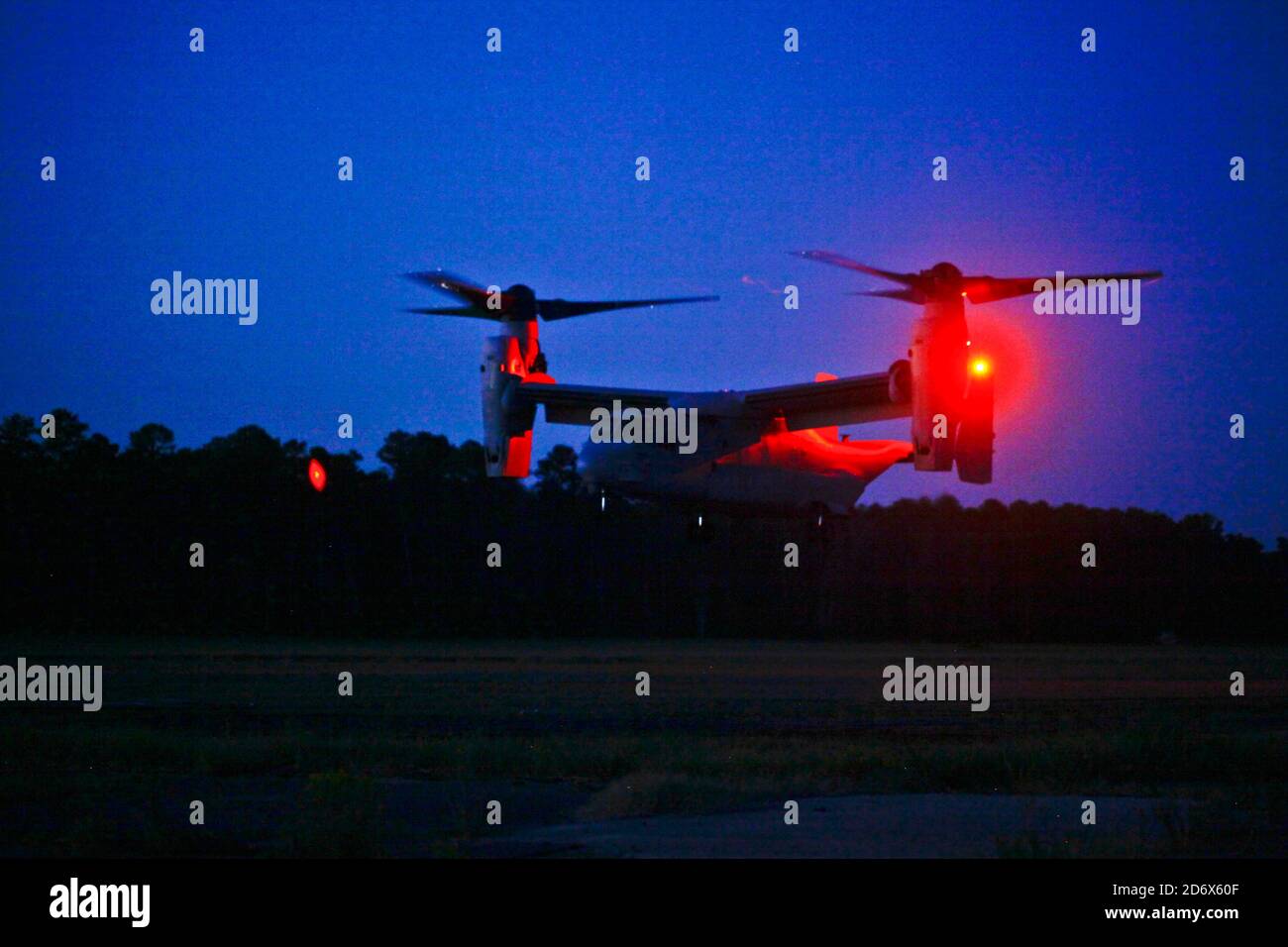 Ein V-22 Osprey bereitet sich auf eine nächtliche Razzia während des Realistic Urban Training (RUT) im Camp Lejeune, N.C., 1. Oktober 2020 vor. Realistisches Urban Training ermöglicht Marines und Seglern, in einer kontrollierten, realistischen Umgebung zu trainieren, wobei die Kommandos-, Luft-, Boden- und Logistikelemente der MEU genutzt werden. (USA Marine Corps Foto von CPL. Isaiah Campbell) Stockfoto
