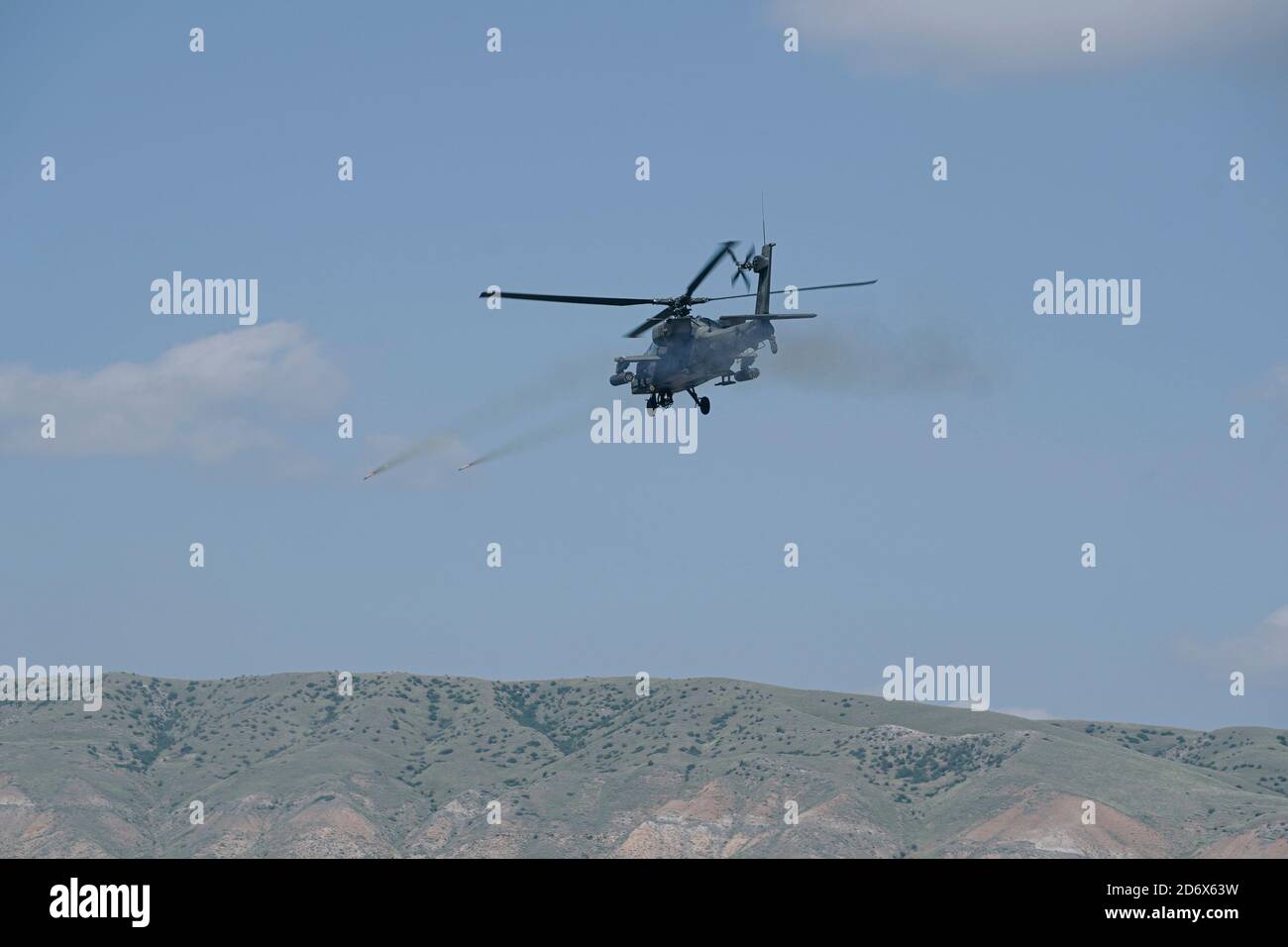 Ein US AH-64 Apache Hubschrauber feuert Raketen während eines Anrufs zum Feuertraining mit US-Soldaten aus der 4. Squadron, 2d Kavallerie Regiment und 12. Kampffliegerbrigade im Vaziani Training Area, Georgia, 14. September 2020. Die 4/2 Soldaten haben vom 7. Bis 18. September ihre Trainingsübung auf dem Ausbildungsgebiet Vaziani in Georgien erfolgreich abgeschlossen. Die Übung wurde entwickelt, um regionale Partnerschaften zu verbessern und die Bereitschaft und Interoperabilität der US-Streitkräfte zu erhöhen. Die Teilnehmer können Sniper- und Demo-Bereiche, Situationsübungen, Live-Fire-Übungen und Comb durchführen Stockfoto