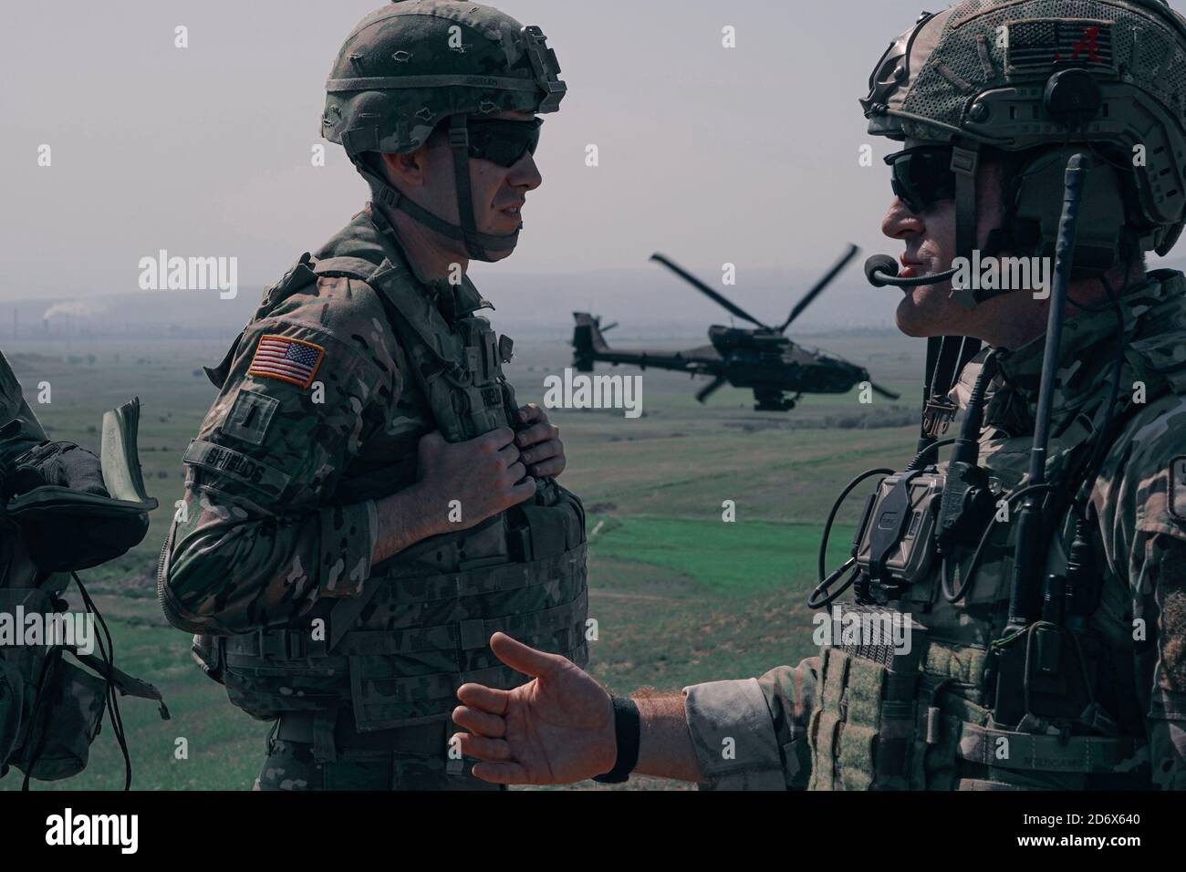 Ein US AH-64 Apache Hubschrauber fliegt von US Army 1st LT. Charlie Shields, zugeordnet zu der 4. Squadron, 2d Kavallerie Regiment, während ihres Aufrufs zum Feuertraining mit der 12. Combat Aviation Brigade in der Vaziani Training Area, Georgia, September 14, 2020. Die 4/2 Soldaten haben vom 7. Bis 18. September ihre Trainingsübung auf dem Ausbildungsgebiet Vaziani in Georgien erfolgreich abgeschlossen. Entwickelt, um regionale Partnerschaften zu verbessern und die Bereitschaft und Interoperabilität der US-Streitkräfte zu erhöhen, ermöglicht die Übung den Teilnehmern, Sniper- und Demo-Bereiche, situationsbezogene Trainingsübungen und li durchzuführen Stockfoto