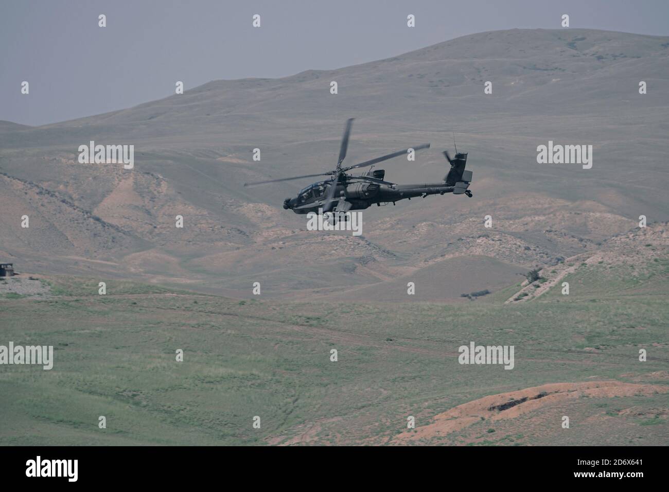 Ein US AH-64 Apache Hubschrauber schwebt niedrig während eines Anrufs zum Feuertraining mit US-Soldaten aus dem 4. Squadron, 2d Kavallerie Regiment und 12. Kampffliegerbrigade im Vaziani Training Area, Georgia, 14. September 2020. Die 4/2 Soldaten haben vom 7. Bis 18. September ihre Trainingsübung auf dem Ausbildungsgebiet Vaziani in Georgien erfolgreich abgeschlossen. Die Übung wurde entwickelt, um regionale Partnerschaften zu verbessern und die Bereitschaft und Interoperabilität der US-Streitkräfte zu erhöhen. Die Teilnehmer können Sniper- und Demosegmente, Situationsübungen, Live-Fire-Übungen und kombiniert durchführen Stockfoto