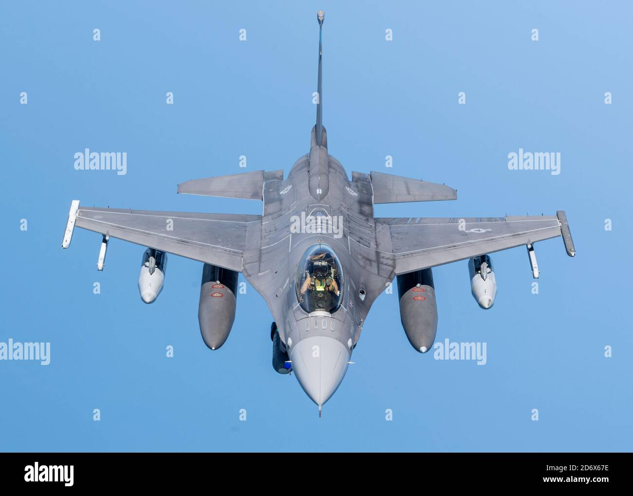 Eine F-16 Kampffalke der US-Luftwaffe fliegt über den Verantwortungsbereich des US Central Command am 14. Oktober 2020. Die F-16 Fighting Falcon ist ein kompaktes, multirole Kampfflugzeug, das sich sowohl im Luft-Luft-Kampf als auch im Luft-zu-Boden-Angriff bewährt hat. (USA Luftwaffe Foto von Senior Airman Duncan C. Bevan) Stockfoto