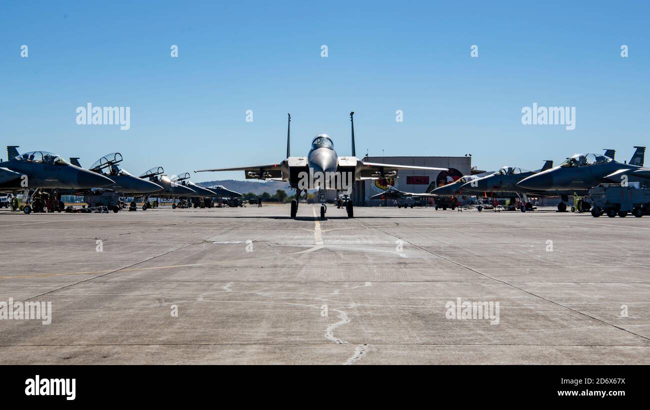 U.S. Air Force 1st LT. Joseph Asenuga, ein F-15C Student Pilot mit dem 173rd Fighter Wing, Taxis zur Start-und Landebahn auf Kingsley Field in Oregon, 15. Oktober 2020 Vorbereitung auf den heutigen Trainingsflug. Der 173rd Fighter Wing ist die einzige F-15C Trainingsbasis für die United States Airforce und bietet einige der besten Luft-Luft-Kampfpiloten der Welt. US-Luftwaffe Foto von Tech. Sgt. Jason van Mourik Stockfoto