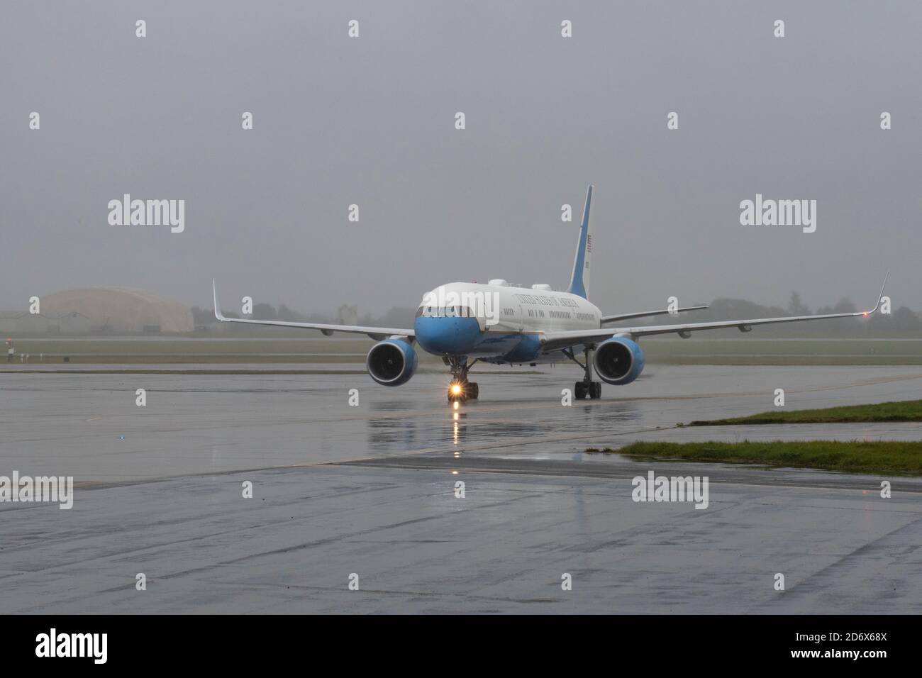 Der stellvertretende Verteidigungsminister David L. Norquist kommt am 12. Oktober 2020 in RAF Fairford, England an. Der Besuch unterstrich die strategische Bedeutung von RAF Fairford, orientierte ihn an den Bomber- und ISR-Missionen zur Unterstützung des U.S. European Command und der nationalen Verteidigungsstrategie und gab ihm die Gelegenheit, sich mit Airmen zu beschäftigen. (USA Luftwaffe Foto von Senior Airman Jennifer Zima) Stockfoto