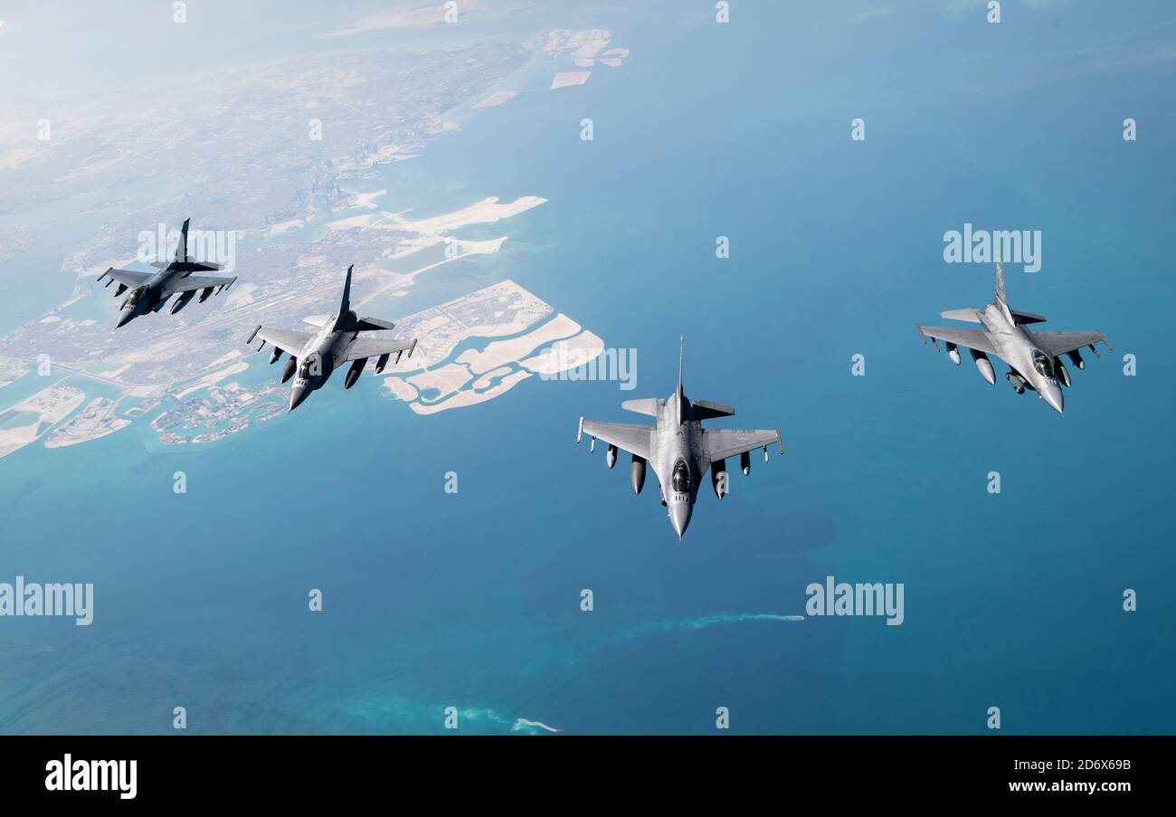 US Air Force F-16 Kampf Falcons fliegen über die US Central Command Bereich der Verantwortung 14. Oktober 2020. Die F-16 Fighting Falcon ist ein kompaktes, multirole Kampfflugzeug, das sich sowohl im Luft-Luft-Kampf als auch im Luft-zu-Boden-Angriff bewährt hat. (USA Luftwaffe Foto von Senior Airman Duncan C. Bevan) Stockfoto