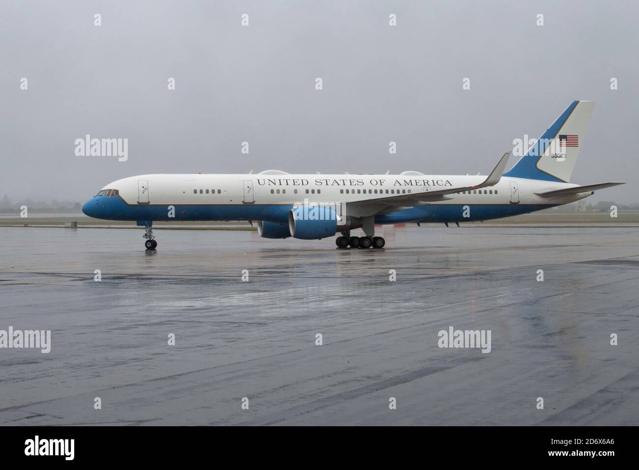 Der stellvertretende Verteidigungsminister David L. Norquist kommt am 12. Oktober 2020 in RAF Fairford, England an. Der Besuch unterstrich die strategische Bedeutung von RAF Fairford, orientierte ihn an den Bomber- und ISR-Missionen zur Unterstützung des U.S. European Command und der nationalen Verteidigungsstrategie und gab ihm die Gelegenheit, sich mit Airmen zu beschäftigen. (USA Luftwaffe Foto von Senior Airman Jennifer Zima) Stockfoto