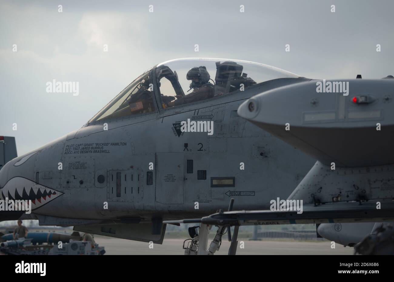 Ein Pilot der US-Luftwaffe mit dem 75. Jagdgeschwader, das der Moody Air Force Base, Georgia, zugewiesen wurde, bereitet sich darauf vor, die Landebahn in einem A-10 Thunderbolt II auf der Tyndall Air Force Base, Florida, am 16. Oktober 2020 zu taxen. Die 75. FS reiste nach Tyndall für ein Waffensystem-Evaluierungsprogramm, das entwickelt wurde, um Luft-zu-Boden- und Luft-zu-Luft-Waffensysteme zu evaluieren. (USA Luftwaffe Foto von 2. LT. Kayla Fitzgerald) Stockfoto