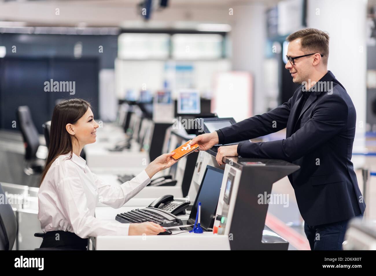 Junge gut aussehender Geschäftsmann Flirten mit Rezeptionistin Stockfoto