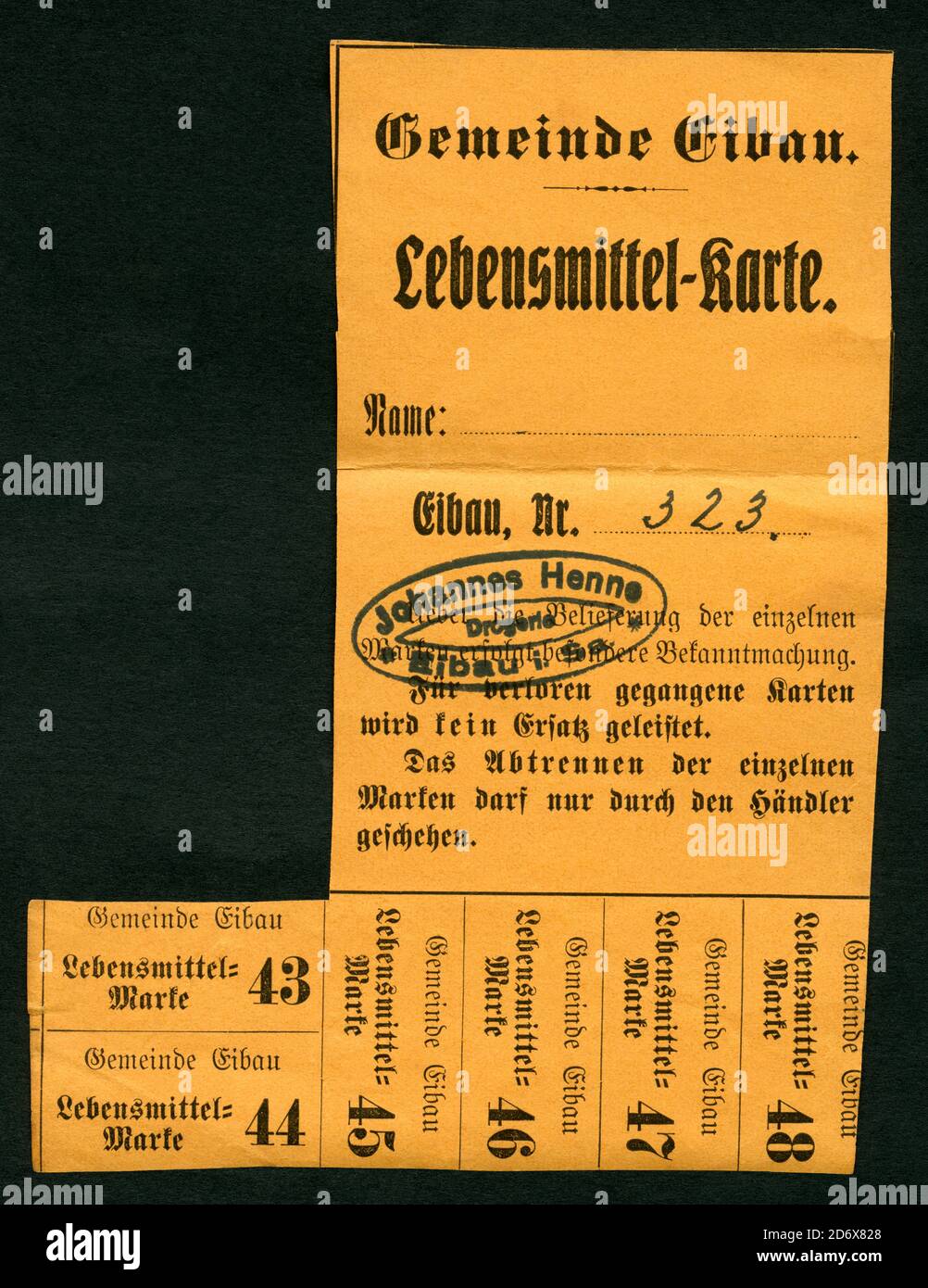 Europa, Deutschland, Sachsen, Eibau, Zeit des 1. Weltkrieg oder danach , Lebensmittelkarte , herausgegeben von der Gemeinde Eibau , Gültigkeit ist nicht genannt, wahrscheinlich 1917, 1918 oder nach dem Krieg , Größe 10 cm x 13,5 cm , Motiv darf nur für journalistische oder wissenschaftliche Zwecke genutzt werden, Rechte werden nicht vertreten. / Europa, Deutschland, Sachsen, Eibau, Zeit des Ersten Weltkrieges oder nach dem Krieg, Rationsmarken, herausgegeben von, gültig wohl 1917, 1918 oder nach dem Krieg, Größe 10 cm x 13,5 cm, Bild nur für journalistische oder wissenschaftliche Zwecke, es gibt keine Rechte. Stockfoto