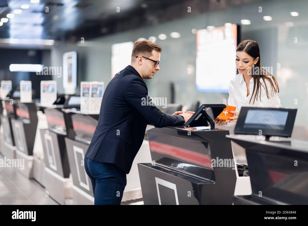 Junge gut aussehender Geschäftsmann Flirten mit Rezeptionistin Stockfoto