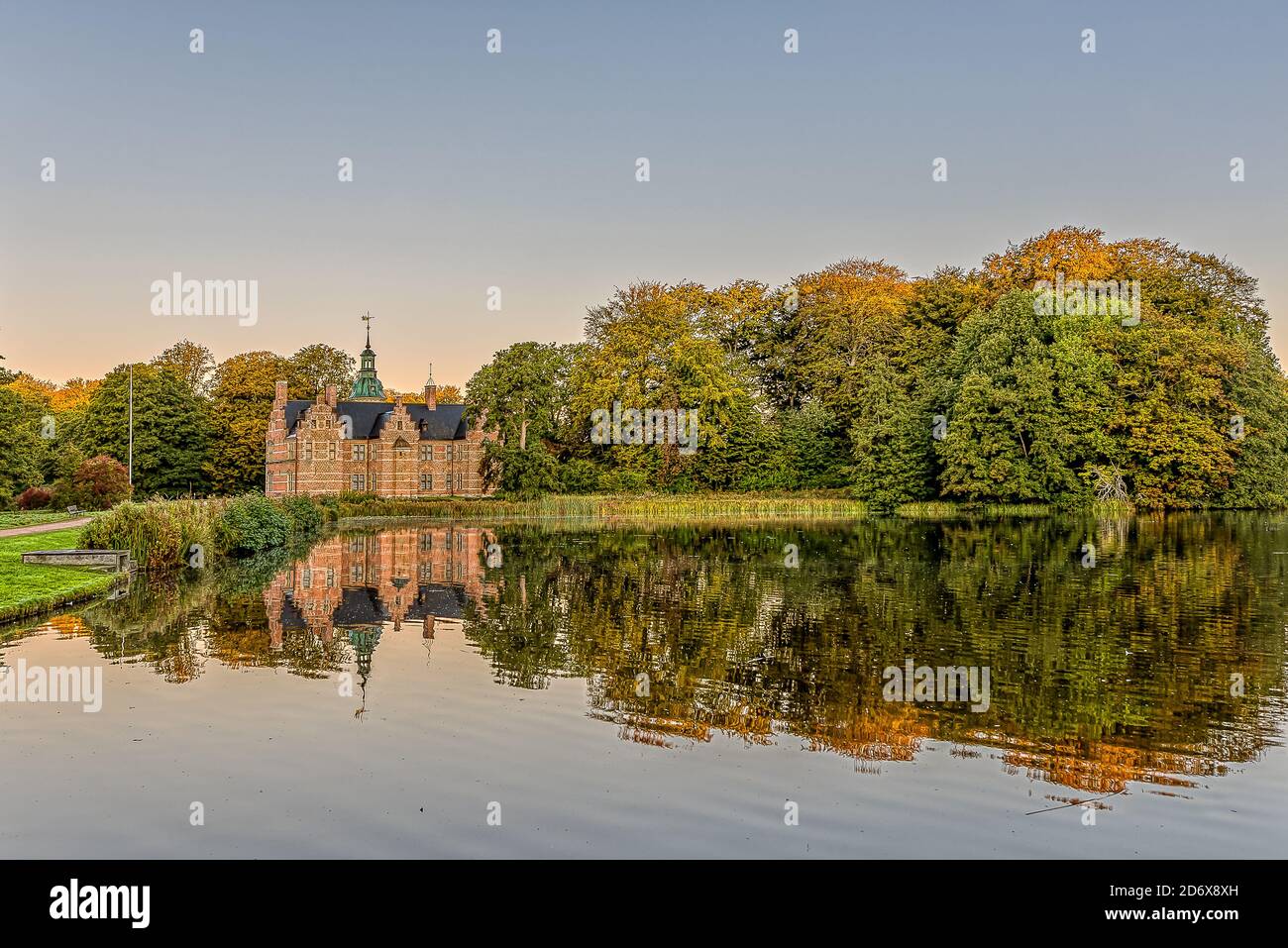 Bath House Castle wurde 1580 als KURORT erbaut. Jetzt von der königlichen dänischen Familie für die Jagd Mittagessen verwendet, Hillerod, Dänemark, 17. Oktober 2020 Stockfoto