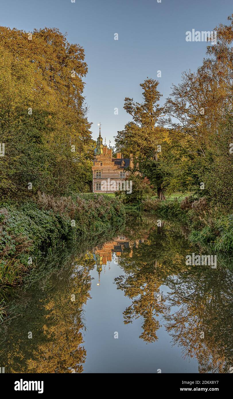 Schloss Bath House wurde 1580 von Frederik II. Erbaut und wird heute von der königlichen dänischen Familie für Jagdessen genutzt, Hillerod, Dänemark, 17. Oktober 2020 Stockfoto