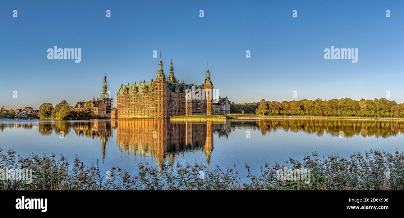 Panoramablick auf Schloss Frederiksborg in einem Spiegelbild im See bei Surise, Hillerød, Dänemark, 17. Oktober 2020 Stockfoto