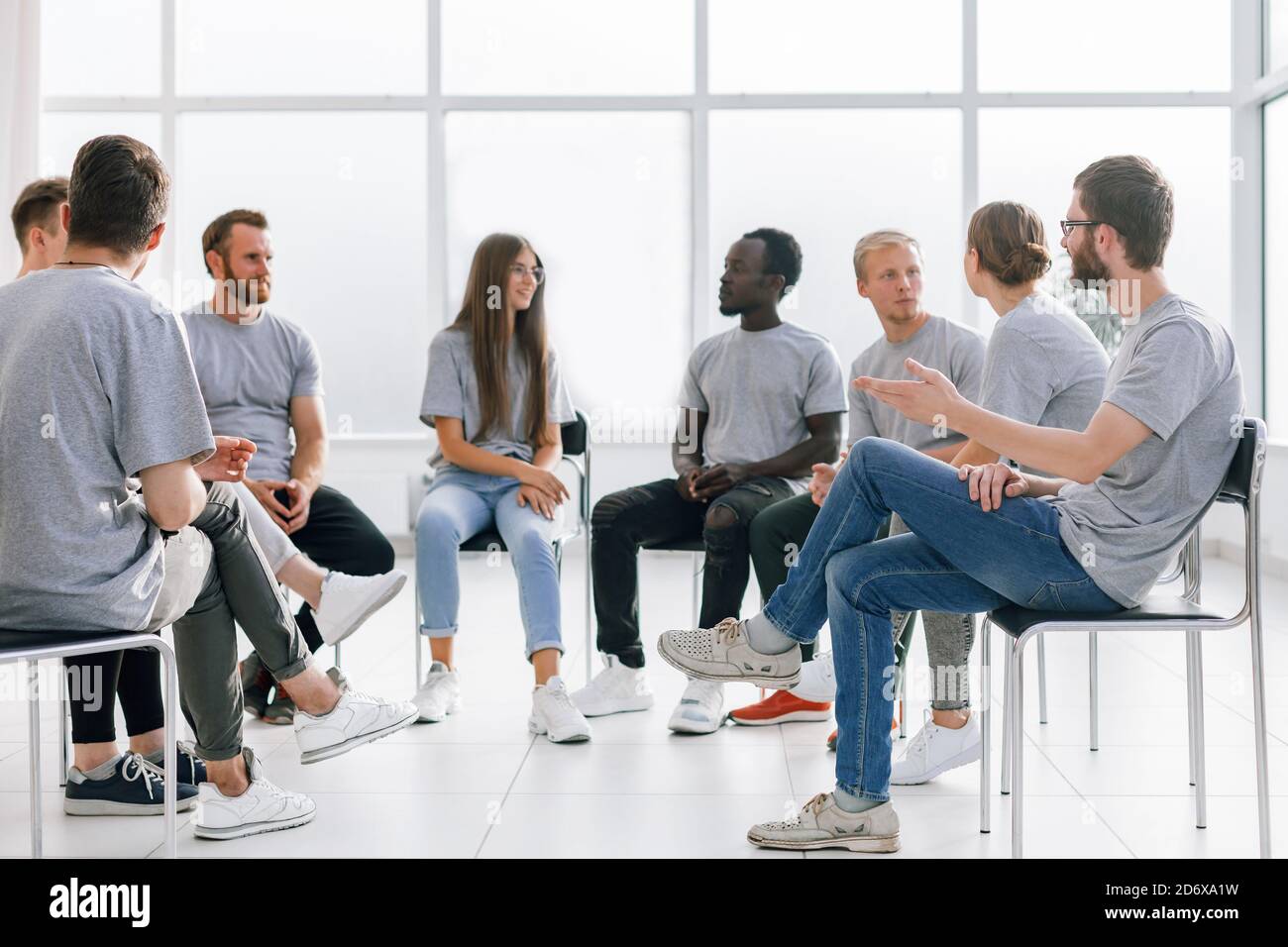 Gruppe junger Gleichgesinnte, die ihre Ideen diskutieren Stockfoto