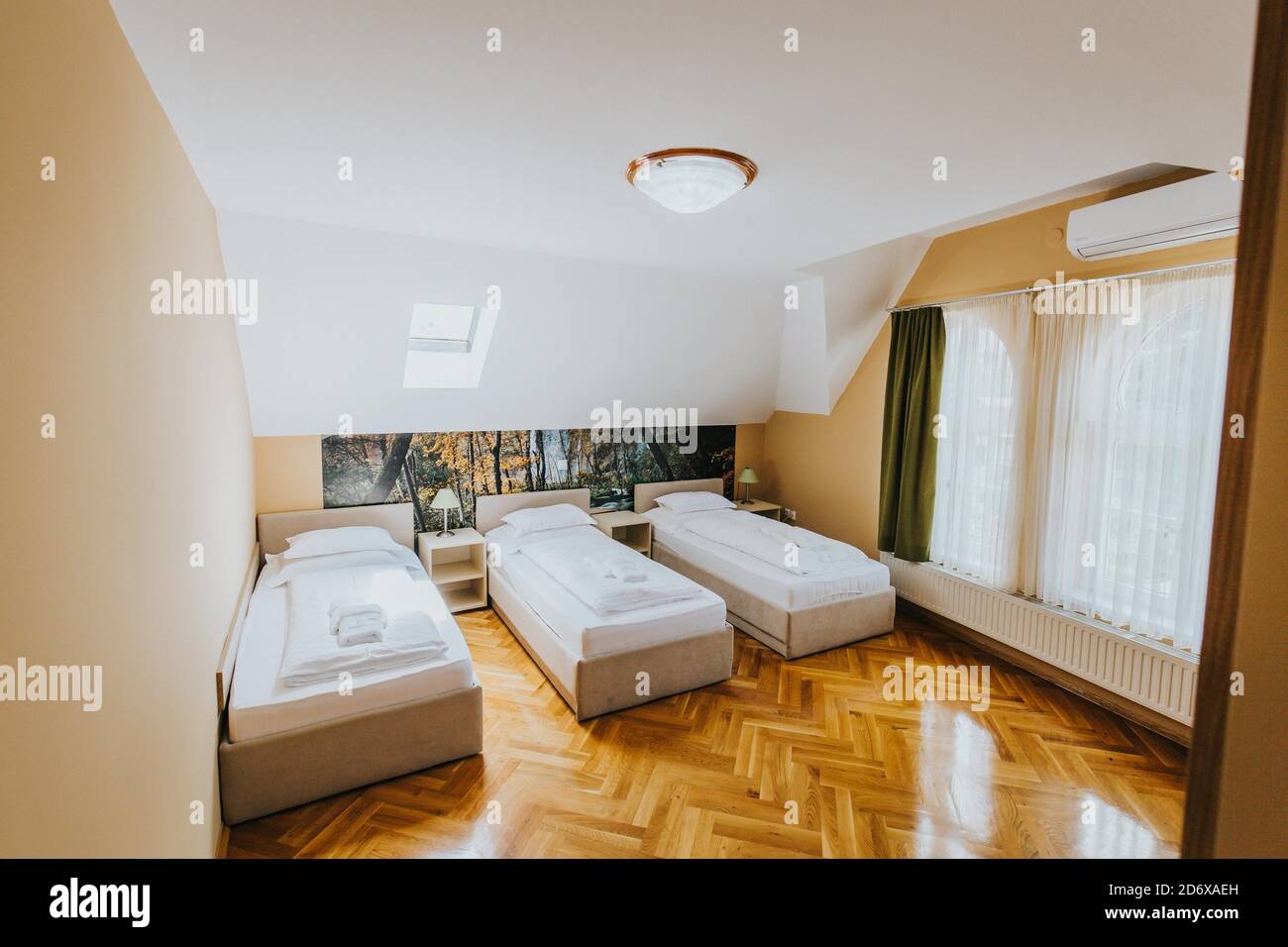 Dreibettzimmer in einem Hotel Stockfoto