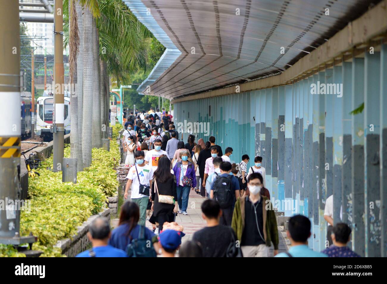 Fußgänger unter einem überdachten Gang in Tin Shui Wai, New Territories, Hong Kong Stockfoto