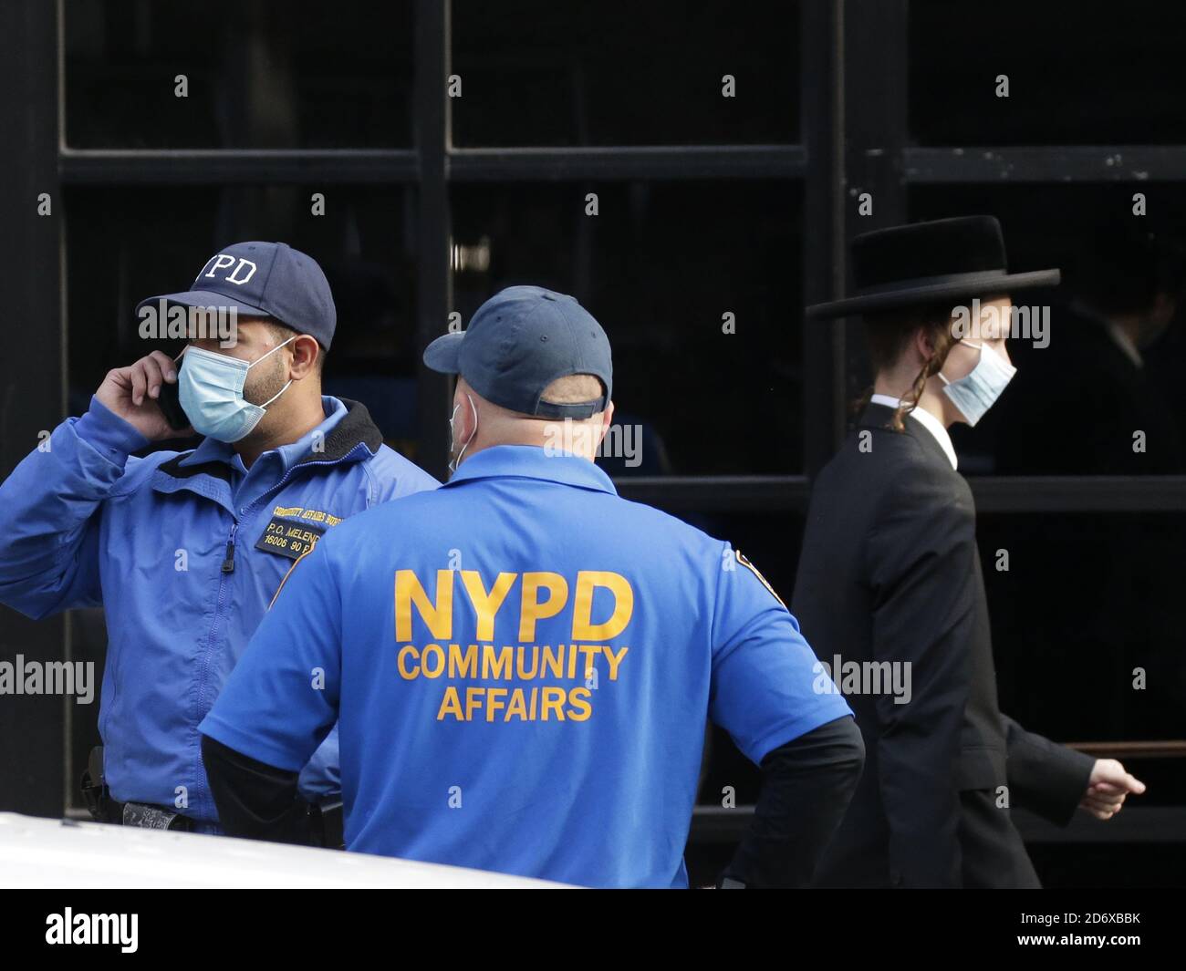 Brooklyn, Usa. Oktober 2020. NYPD Community Affairs Officers stehen auf dem Bürgersteig, während sich Menschen am Montag, den 19. Oktober 2020, in der Synagoge von Yetev Lev D'Satmar in Williamsburg in Brooklyn in New York City versammeln. Die Brooklyn Gemeinde Planung einer chassidischen Hochzeit, dass Staatsbeamte erwartet 10,000 Menschen zu besuchen Montag hat angekündigt, es wird nicht mehr so weitergehen wie geplant, nachdem die Behörden bestellen begrenzte Anwesenheit aufgrund des Aufschwungs in Coronavirus-Infektionen. Foto von John Angelillo/UPI Kredit: UPI/Alamy Live Nachrichten Stockfoto