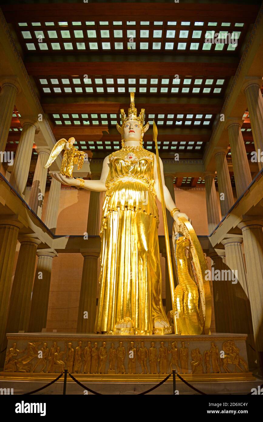 Reproduktion der Athena Parthenos Statue in Parthenon in Nashville, Tennessee, USA. Nashville Parthenon ist eine vollständige Nachbildung von Parthenon in Ath Stockfoto