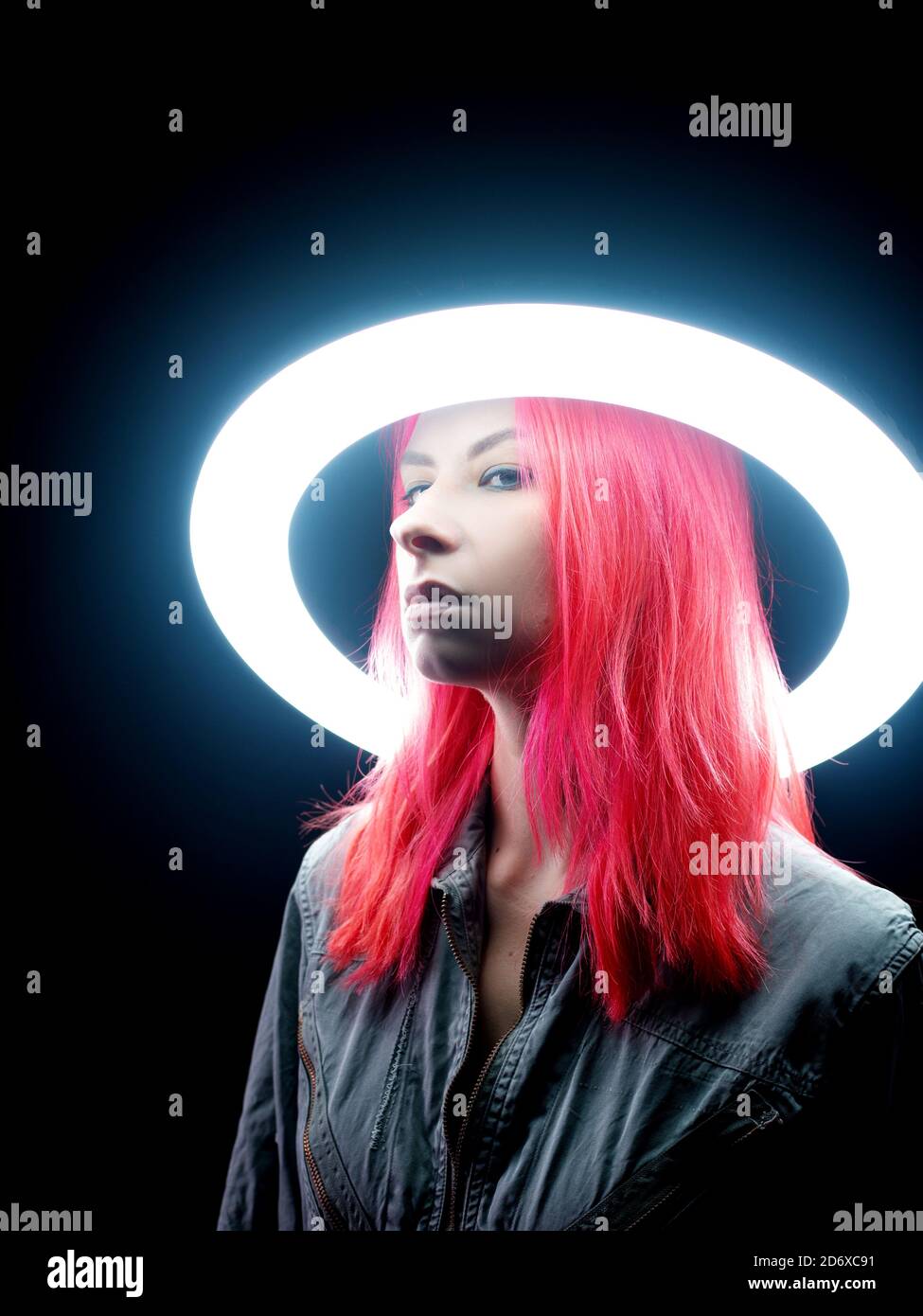 Cyber. Schöne junge Frau, futuristischer Stil. Porträt gegen einen glühenden Kreis. Stockfoto