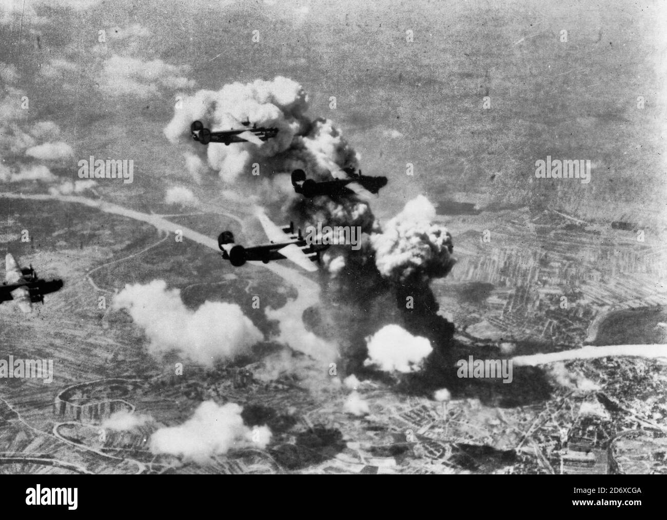 Am 16. Juni 1944 griffen vier Wellen von B-24 Liberator Bombern der 98., 376., 449. Und 450. Bombengruppe der 15. Luftwaffe (insgesamt 158 Flugzeuge) Apollo Raffinerie, Winterdocks und Brücke über die Donau in Bratislava, Slowakei an. Stockfoto