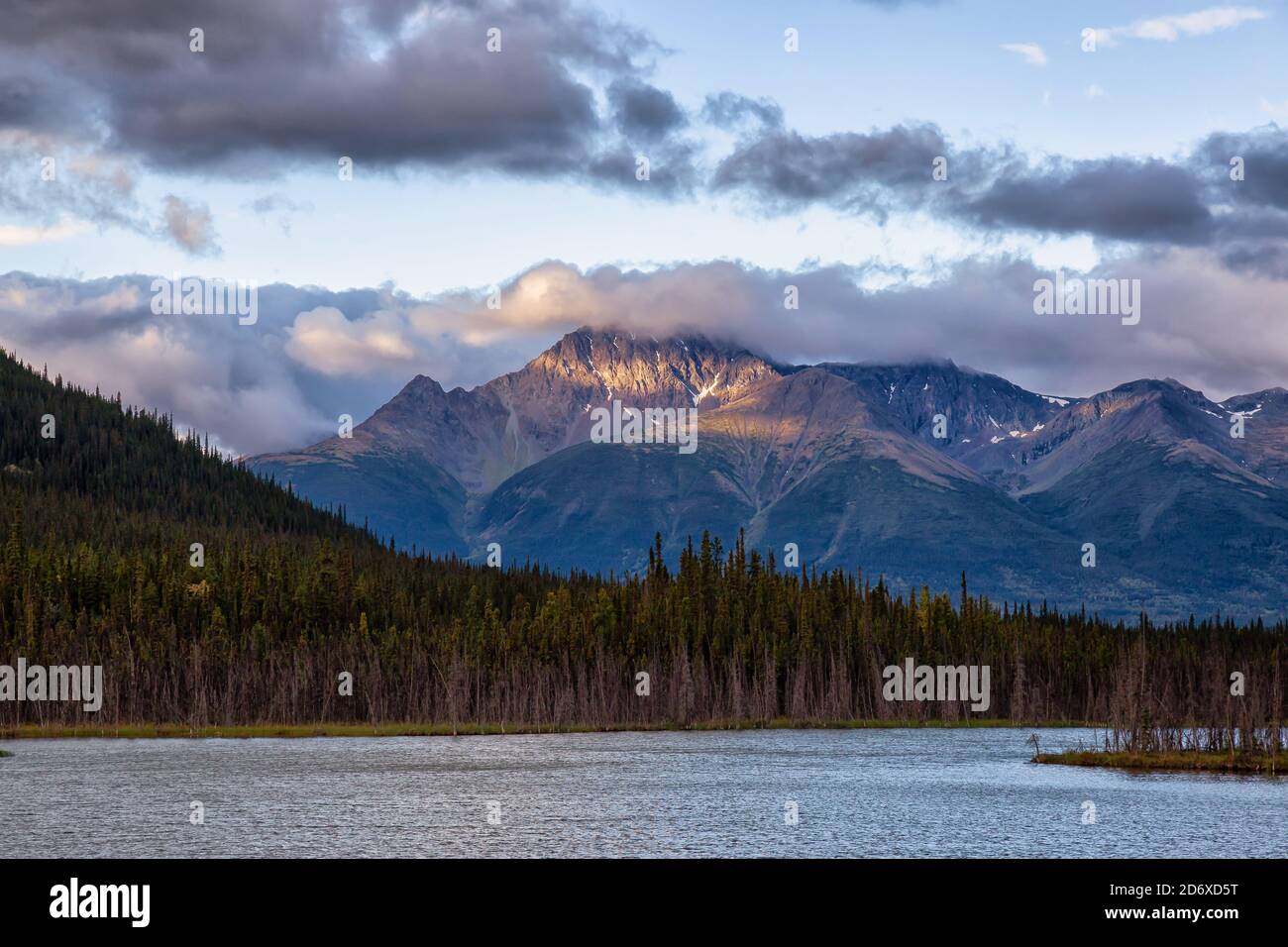 Blick auf den malerischen See, umgeben von Bergen und Bäumen Stockfoto