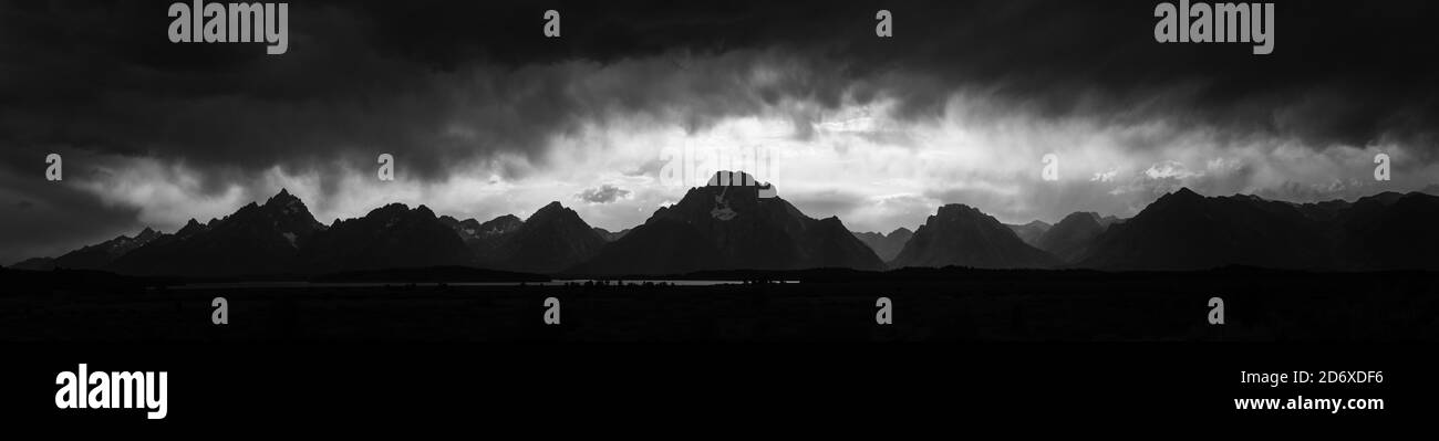 Über den Teton Mountains und dem Jackson Lake drohen heftige Sturmwolken. Grand Teton National Park, Wyoming Stockfoto