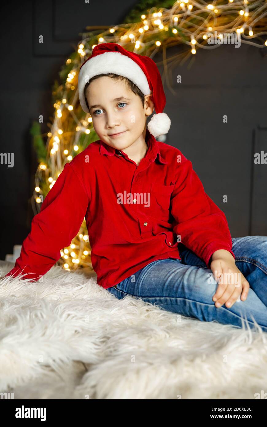Lustig schön in festlichen Kleidern in dekorierten Raum gekleidet. Weihnachten Stockfoto