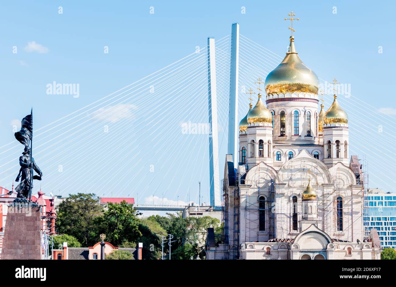 Russland, Wladiwostok. Innenstadt von Wladiwostok mit den berühmtesten Sehenswürdigkeiten der Stadt (Retter Verklärung Kathedrale, Goldene Brücke und Denkmal zu den Stockfoto