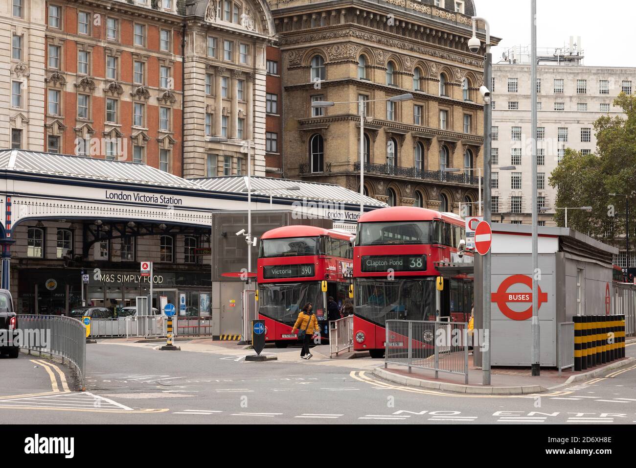 London Victoria Westminster Covid Busse und Red Boxes Stockfoto