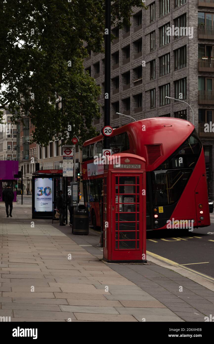 London Victoria Westminster Covid Busse und Red Boxes Stockfoto