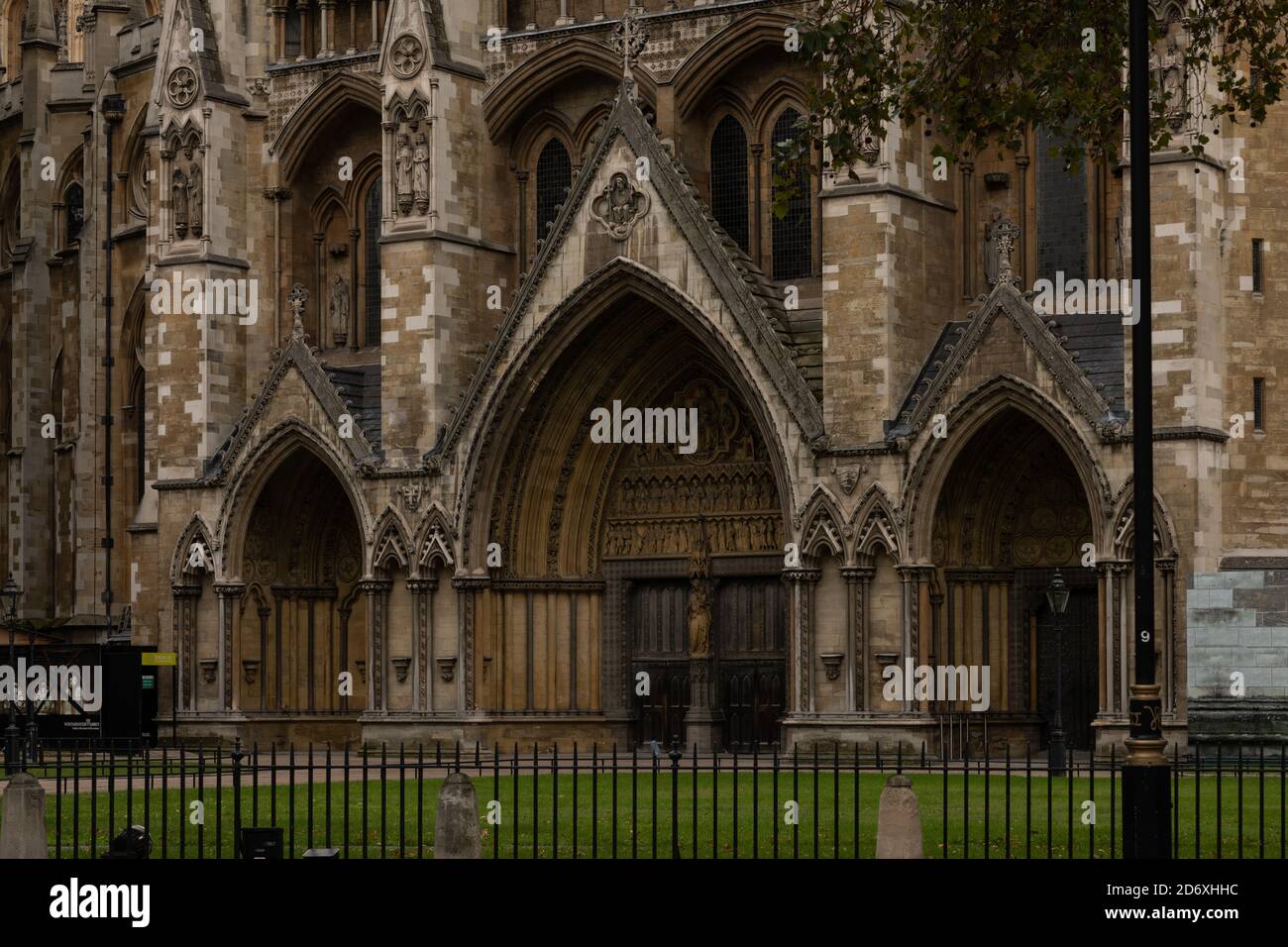 London Victoria Westminster Covid Busse und Red Boxes Stockfoto