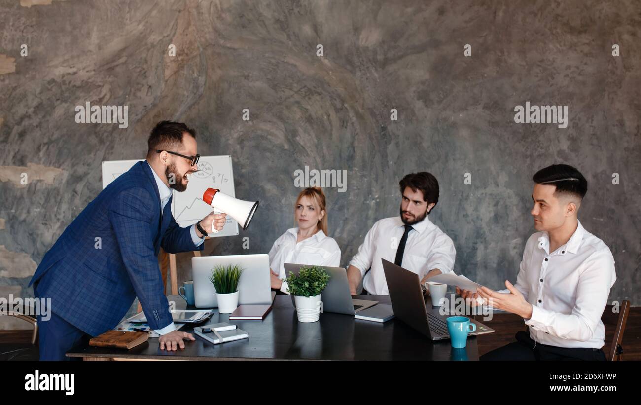 Verärgerter Chef rügt Mitarbeiter für schlechte Arbeit Ergebnis sitzen am Konferenztisch, männlichen ceo schimpft inkompetenten Manager Schuld für Fehler in Stockfoto