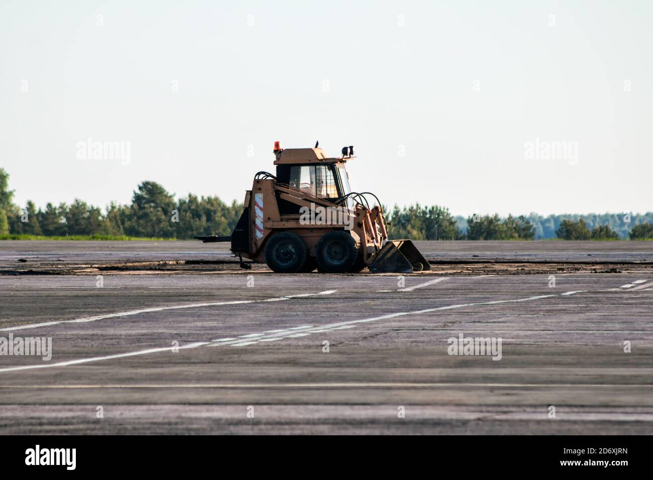 Mini-Radlader auf dem Flugplatz Stockfoto