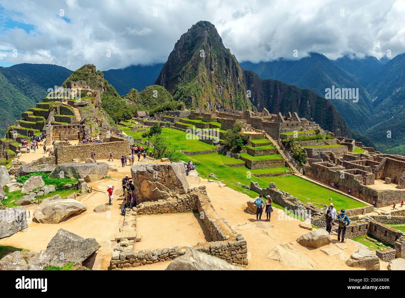 Touristen besuchen die verlorene Stadt und Zitadelle von Machu Picchu, Cusco, Peru. Stockfoto