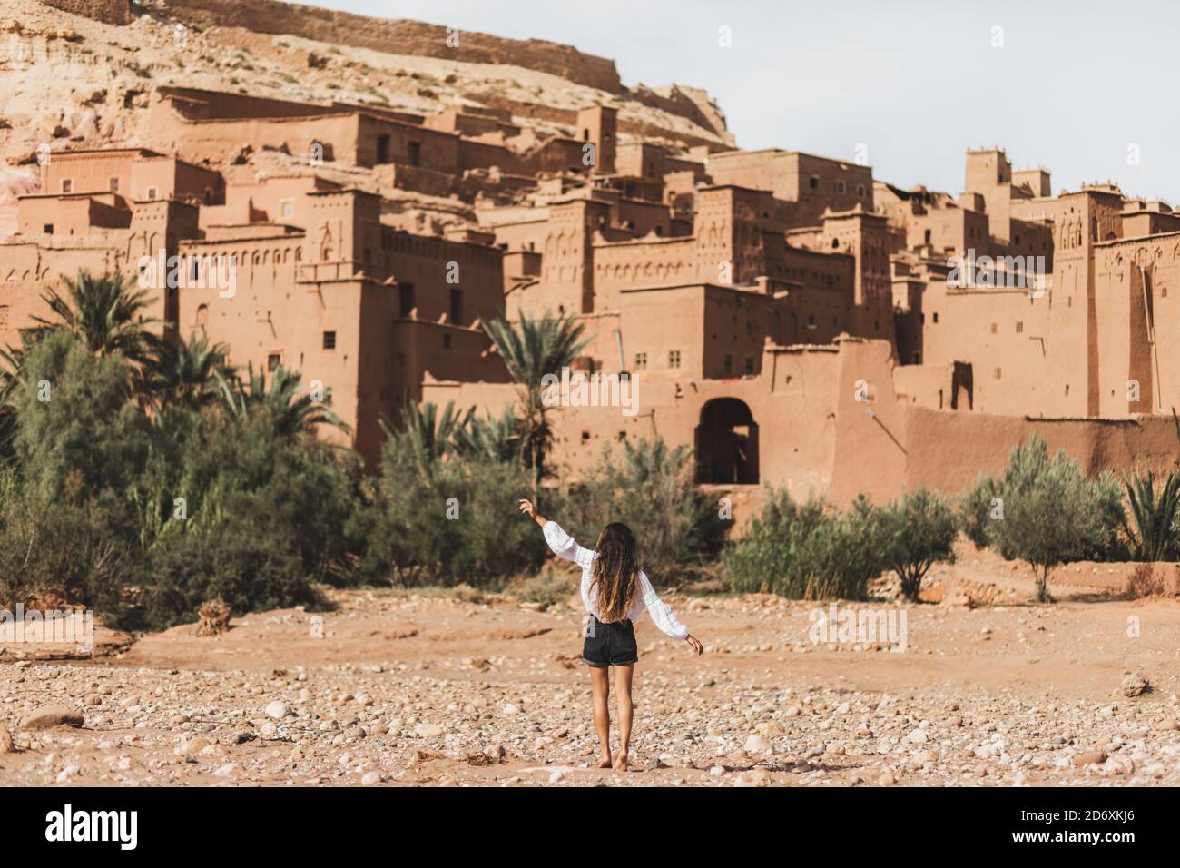 Frau genießen beliebte Wahrzeichen ksar Ait-Ben-Haddou. Blick von hinten. Reisen in Marokko, Ouarzazate. Fernweh-Konzept. Stockfoto