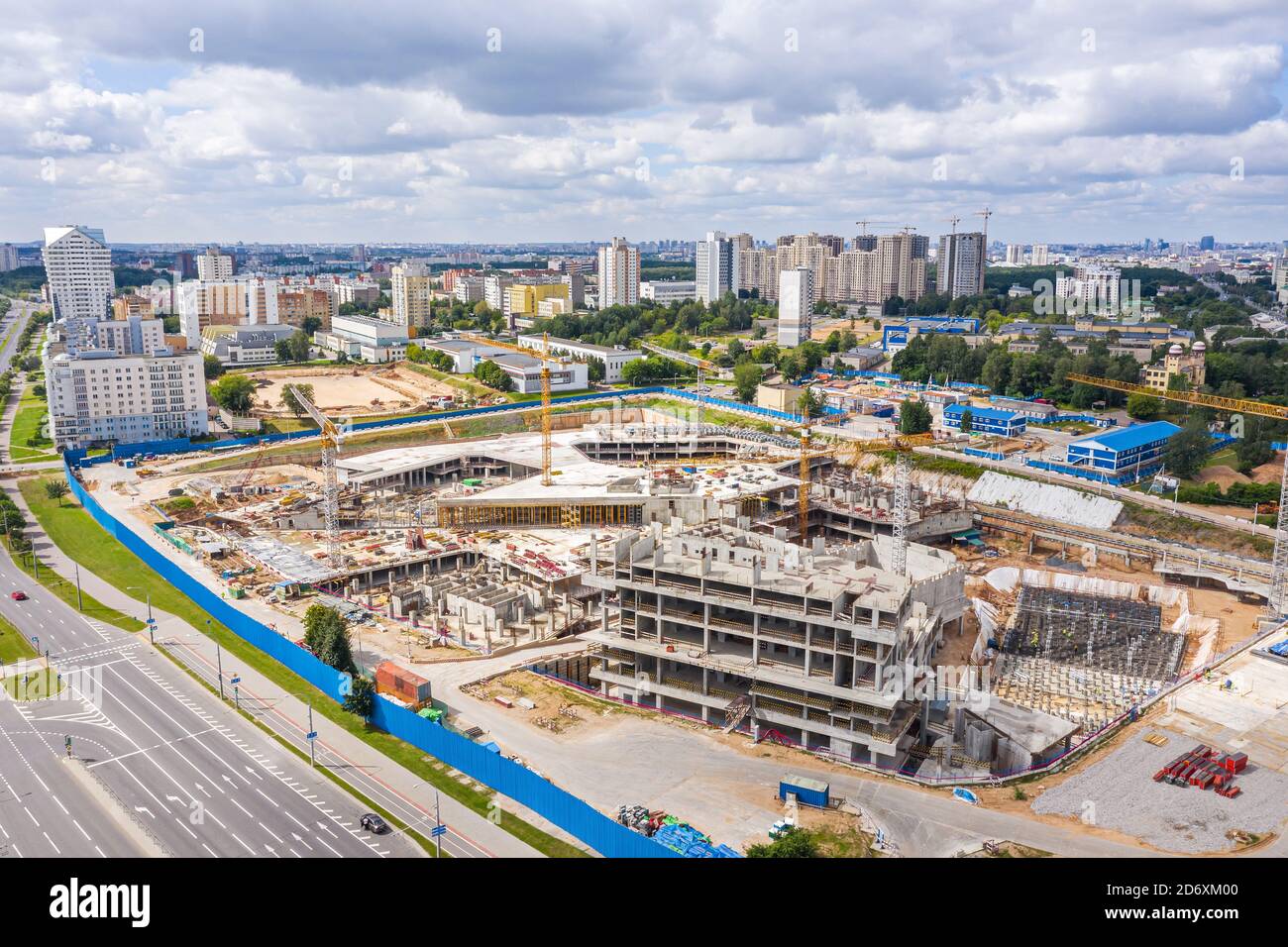 Neues Geschäftsgebäude im Bau. Luftpanorama der großen Baustelle in Minsk, Weißrussland Stockfoto