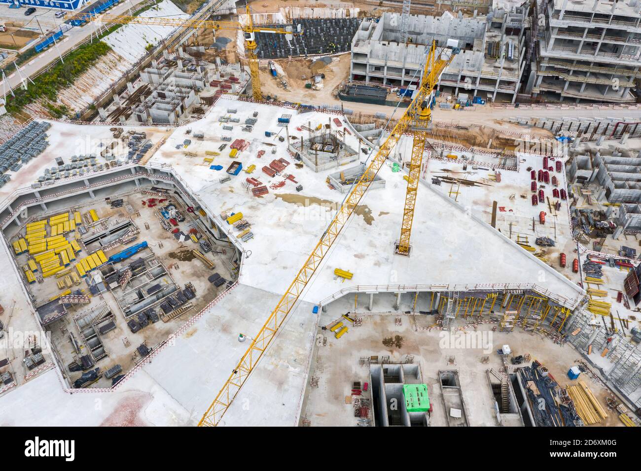 Luftaufnahme der Baustelle neuer moderner Betongebäude. Luftaufnahme von fliegender Drohne Stockfoto