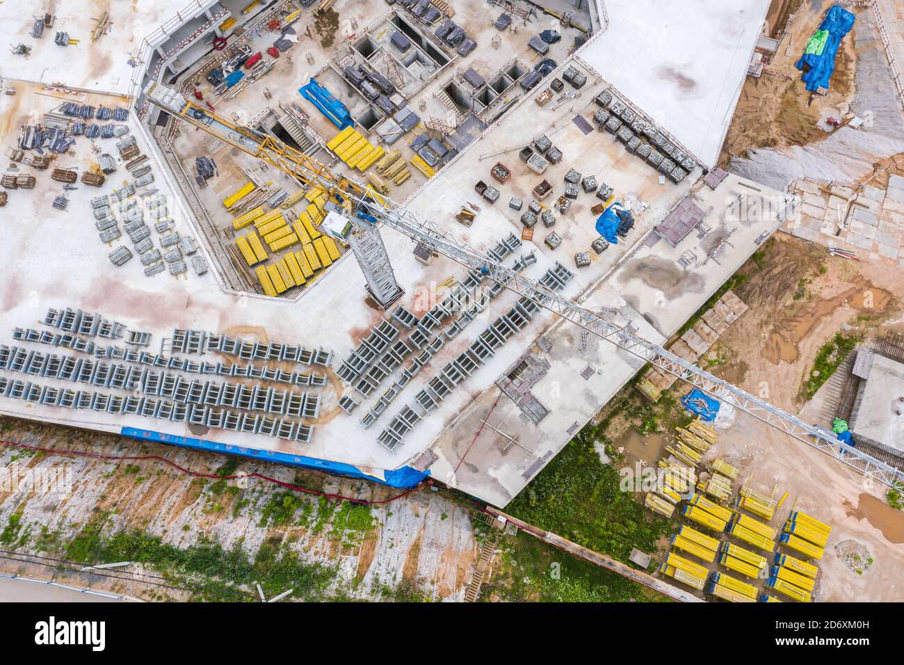 Städtische Baustelle mit Kran. Und Gebäude. Industrielle Baustelle Hintergrund. Luftaufnahme Stockfoto