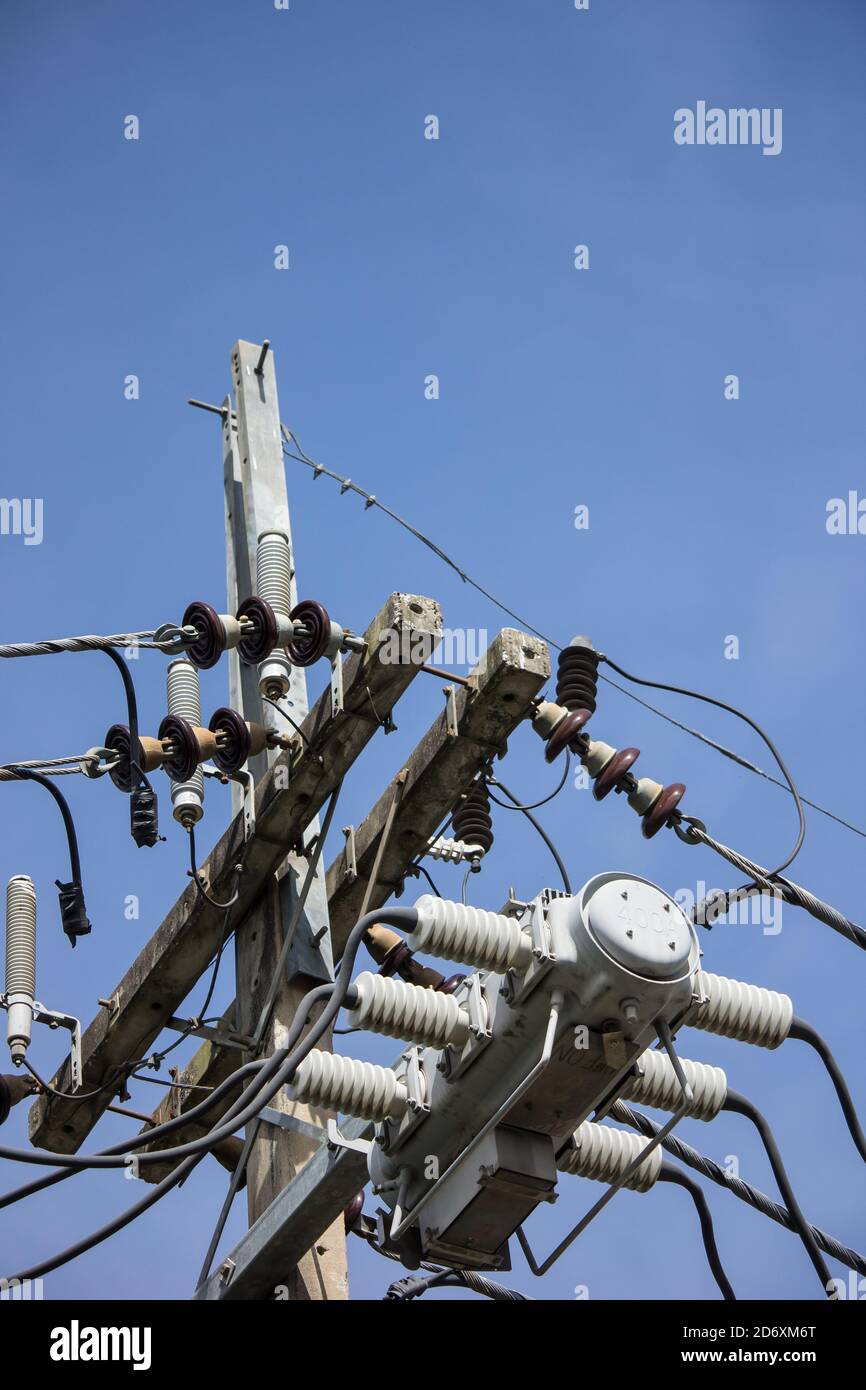 Closeup Eletricity und Elektrizität Post mit blauer Himmel Stockfoto