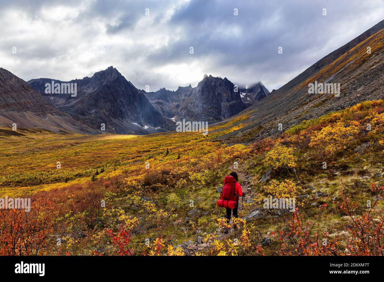 Woman Backpacking auf Scenic Rocky Hiking Trail Stockfoto