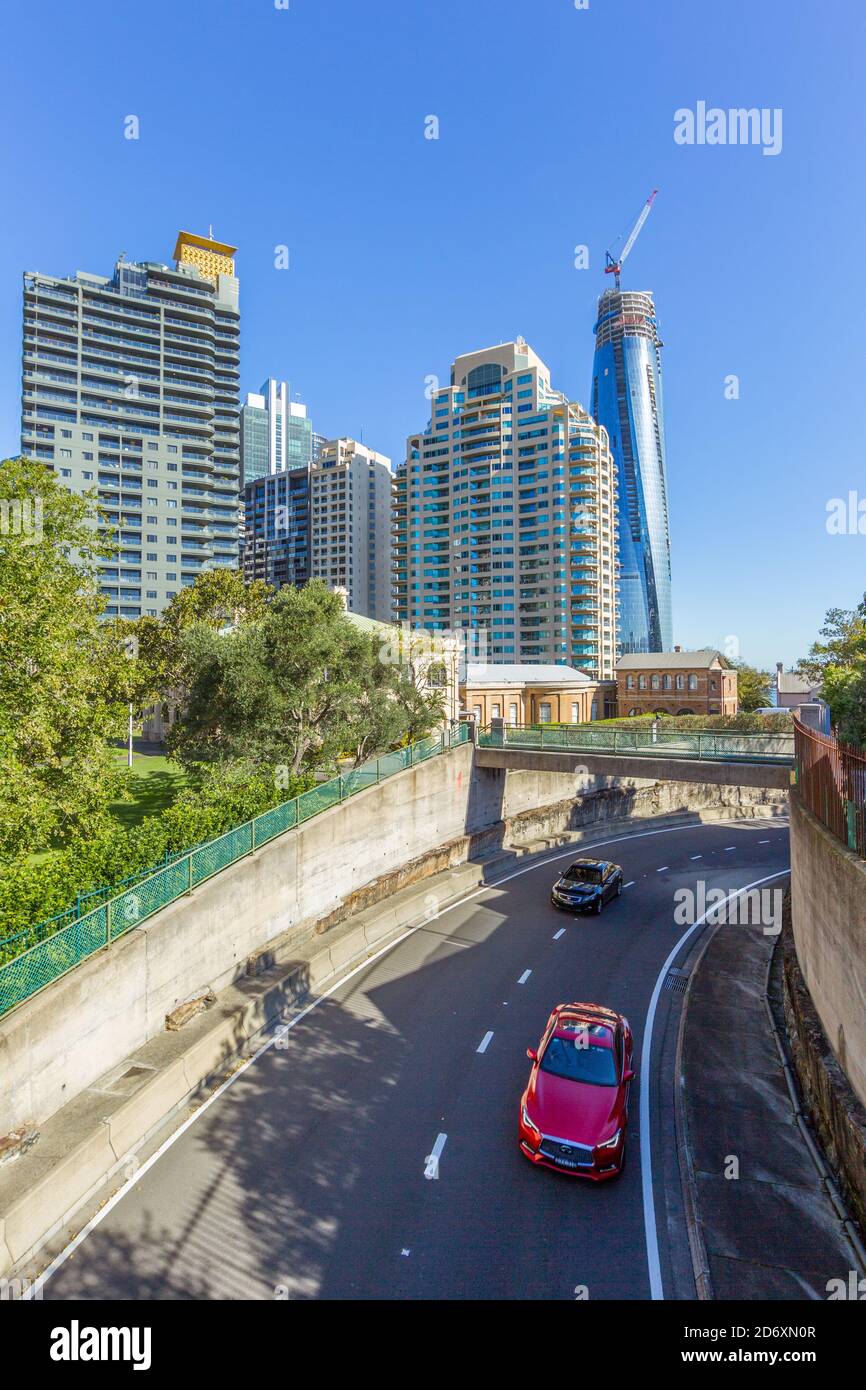 Bau des neuen Vororts Barangaroo in Sydney, Australien, von einem erhöhten Aussichtspunkt auf der Upper Fort Street über dem Cahill Expressway auf der Auffahrt zur Sydney Harbour Bridge aus gesehen. Barangaroo ist nach der indigenen Frau des australischen Aborigine-Künstlers Bennelong benannt. Nach Fertigstellung wird Barangaroo Einzelhandelsgeschäfte, 5-Sterne-Hotels, ein Casino und Hochhausapartments umfassen. Stockfoto