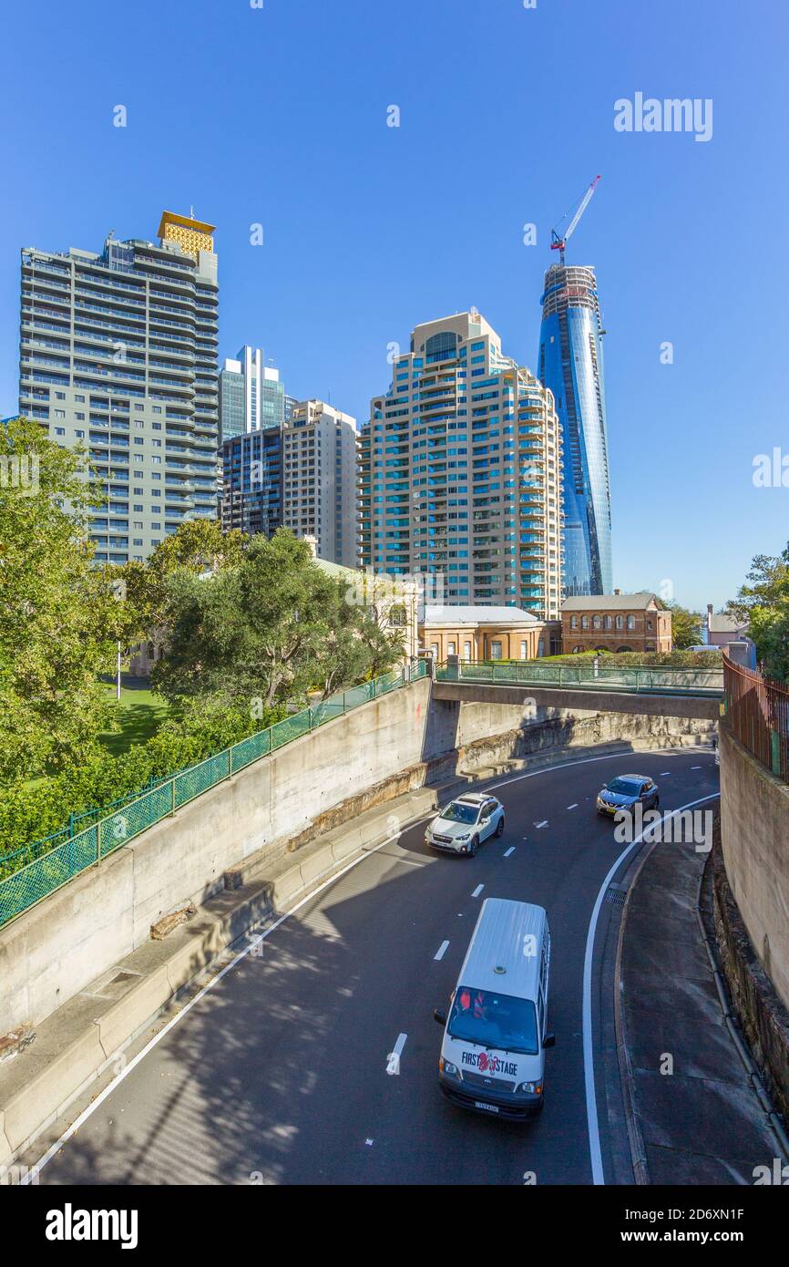 Bau des neuen Vororts Barangaroo in Sydney, Australien, von einem erhöhten Aussichtspunkt auf der Upper Fort Street über dem Cahill Expressway auf der Auffahrt zur Sydney Harbour Bridge aus gesehen. Barangaroo ist nach der indigenen Frau des australischen Aborigine-Künstlers Bennelong benannt. Nach Fertigstellung wird Barangaroo Einzelhandelsgeschäfte, 5-Sterne-Hotels, ein Casino und Hochhausapartments umfassen. Stockfoto