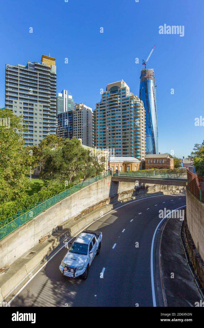 Bau des neuen Vororts Barangaroo in Sydney, Australien, von einem erhöhten Aussichtspunkt auf der Upper Fort Street über dem Cahill Expressway auf der Auffahrt zur Sydney Harbour Bridge aus gesehen. Barangaroo ist nach der indigenen Frau des australischen Aborigine-Künstlers Bennelong benannt. Nach Fertigstellung wird Barangaroo Einzelhandelsgeschäfte, 5-Sterne-Hotels, ein Casino und Hochhausapartments umfassen. Stockfoto