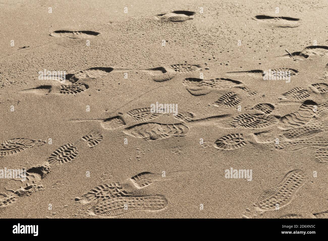 Fußabdrücke im nassen Sand am Strand, Hintergrundbild Stockfoto