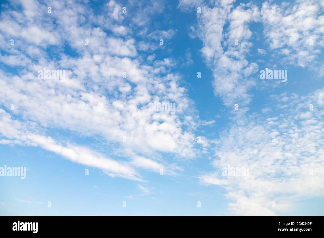 Blauer Himmel mit weißen Altocumulus Wolken am Tag, natürliche Hintergrund Foto Textur Stockfoto