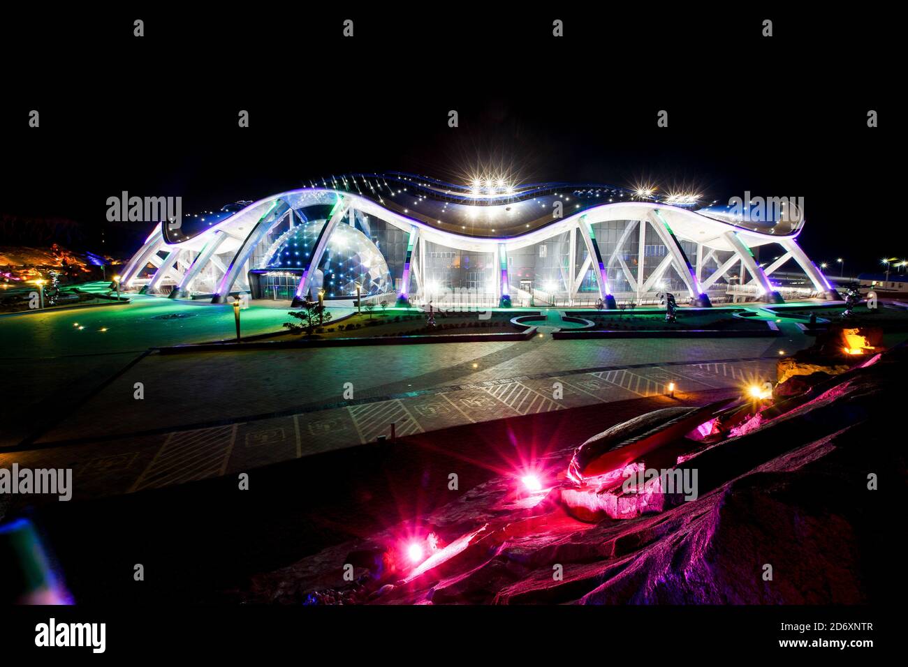 Primorsky Oceanarium auf der russischen Insel. Nächtliche Beleuchtung des Primorski Ozeanarium. Stockfoto