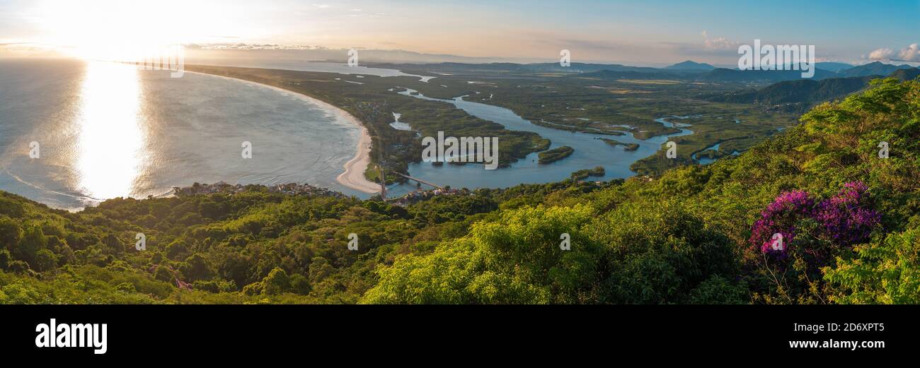 Fluss im Dschungel fließt in den Ozean. Brasilien Stockfoto