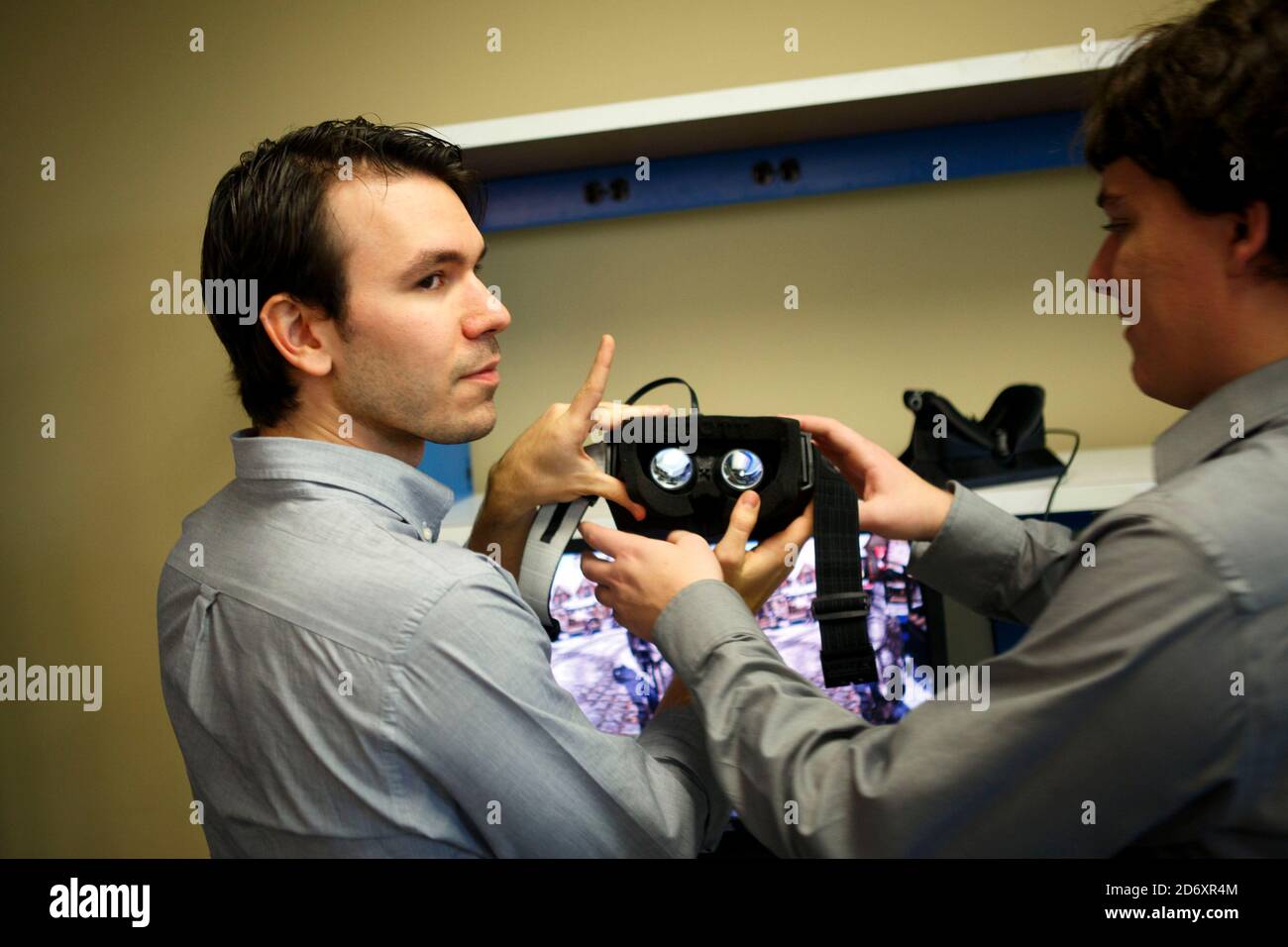 Irvine, Kalifornien, USA. Februar 2013. Nate Mitchell, Vice President of Product Development, und Palmer Luckey, 20, der Schöpfer des Oculus Rift Virtual-Reality-Videospiel-Headsets, bereiten am Mittwoch, den 6. Februar 2013, in Irvine, Kalifornien, eine Demonstration des Geräts vor, das das Unternehmen Oculus entwickelt. © 2013 Patrick T. Fallon Kredit: Patrick Fallon/ZUMA Wire/Alamy Live News Stockfoto