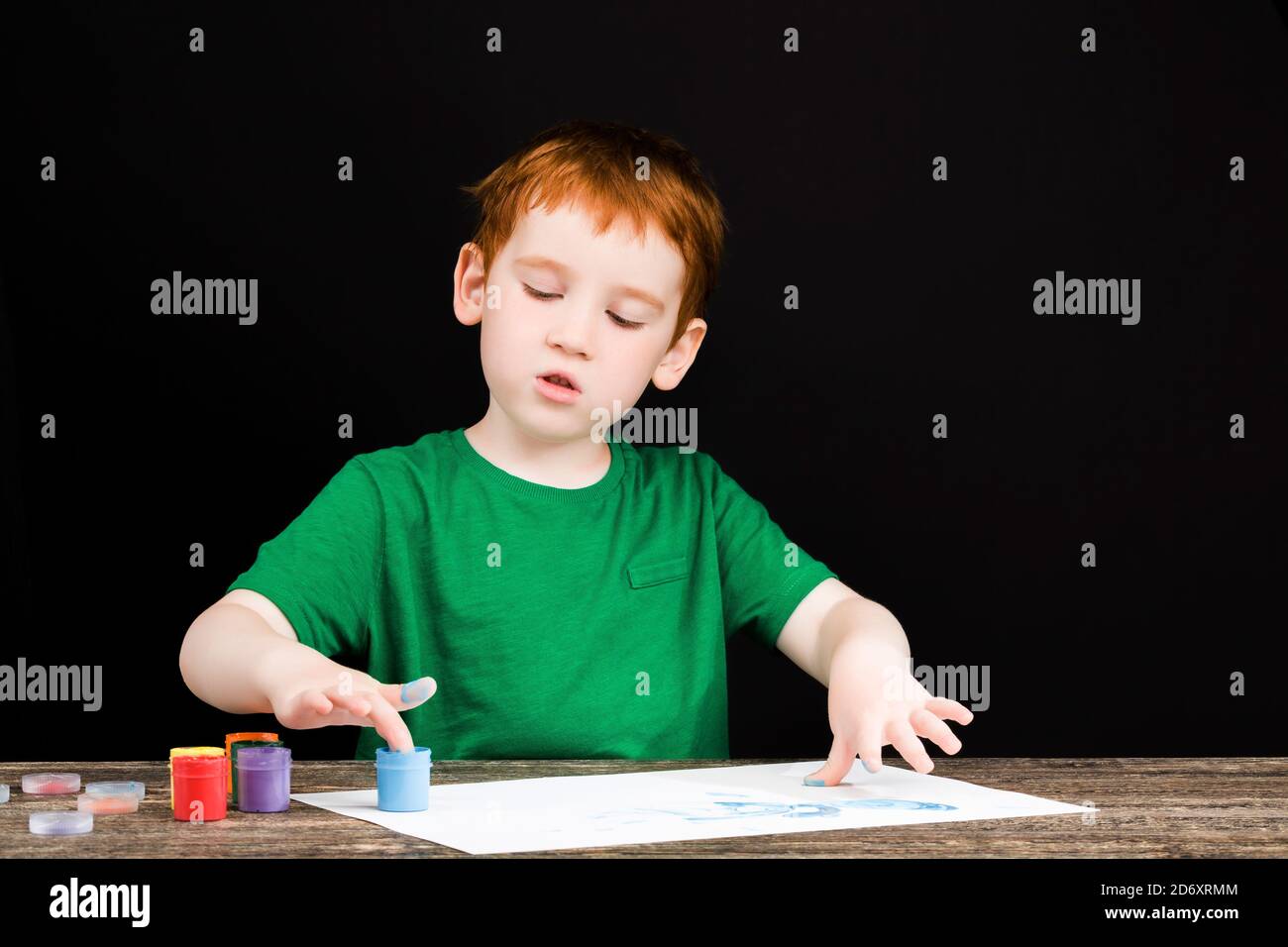 Zeichnen auf Papier mit Hilfe von Händen, Zeichnungen mit speziellen Farben für Kinder, die mit Hilfe von Händen oder anderen Werkzeugen gezeichnet werden können, Kunst und dr Stockfoto