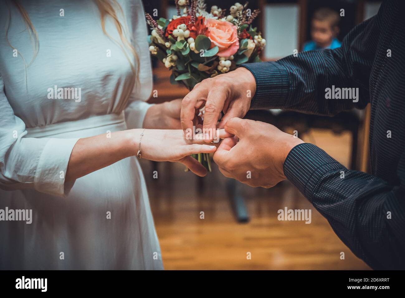 Eine nicht erkennbare Braut und Bräutigam Austausch der Eheringe In der Hochzeitszeremonie Stockfoto