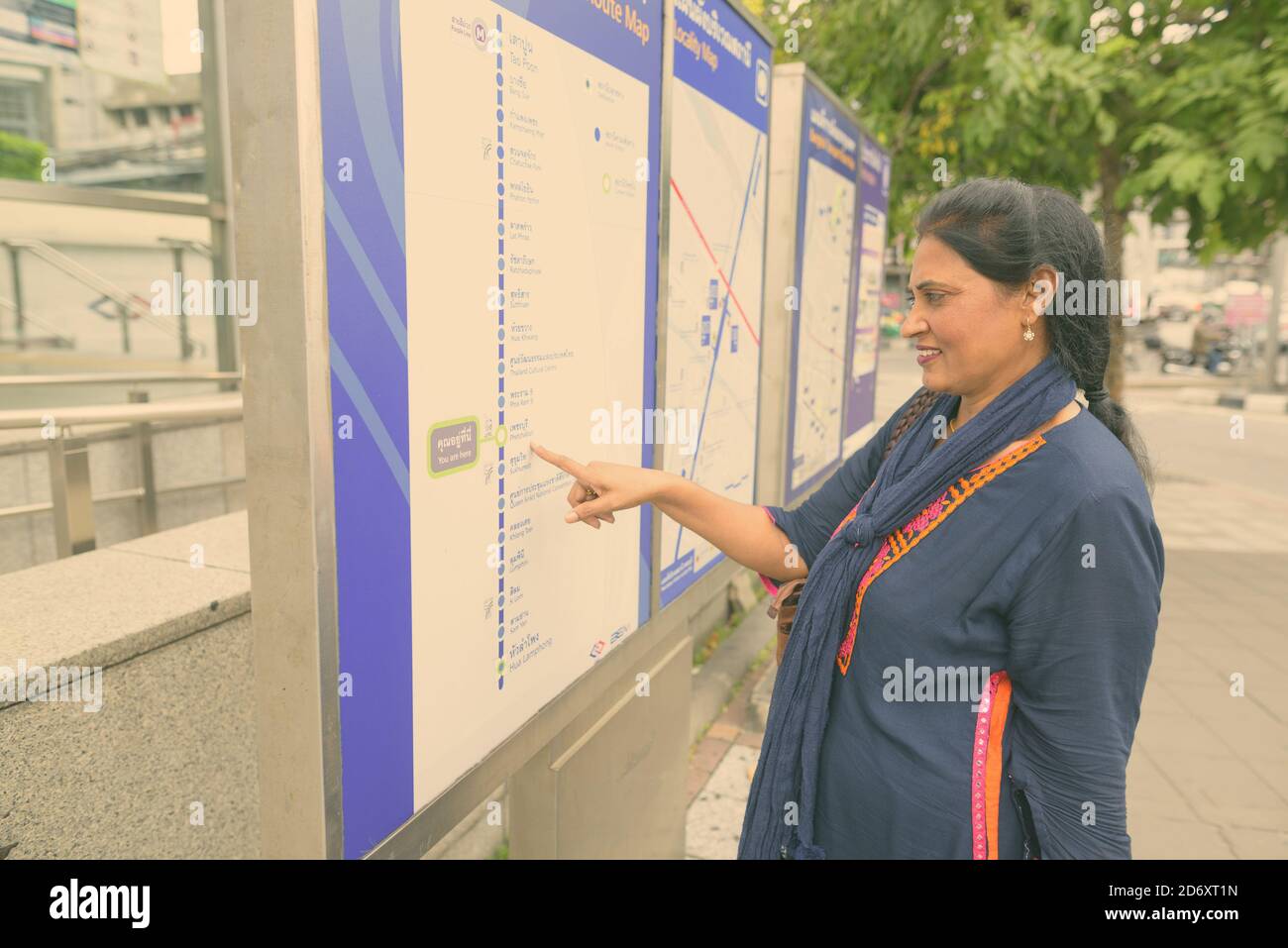 Reifer schöne indische Frau erkunden die Stadt Bangkok, Thailand Stockfoto